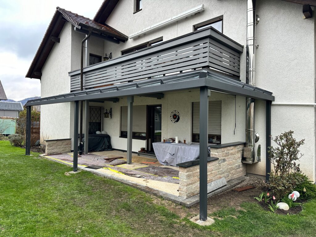 Fertige Glasüberdachung mit neuer horizontaler Balkonverkleidung in Baden-Baden