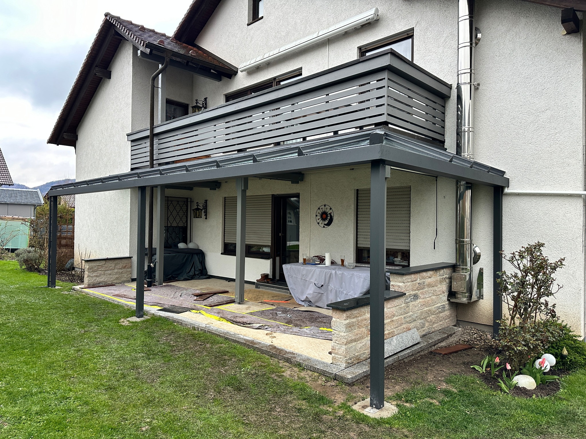 Terrassenüberdachung und neue Balkonverkleidung in Baden-Baden.