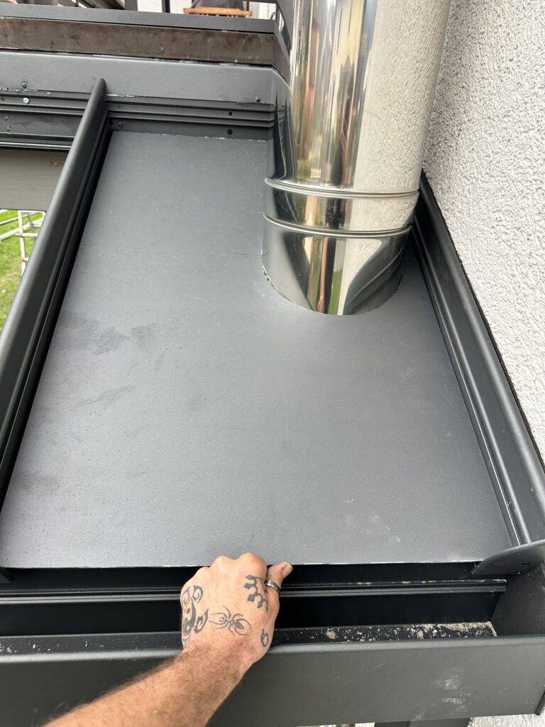 Einpassen des Blechs rund um den Außenschornstein.