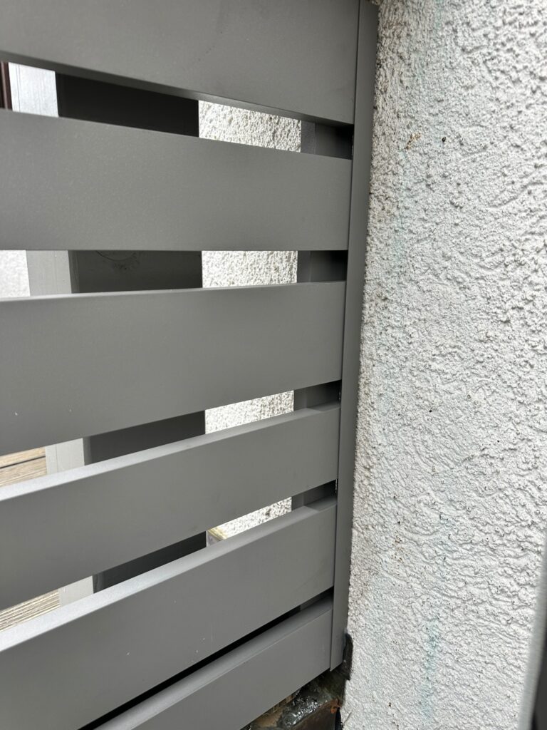 Wandanschluss der neuen Balkonverkleidung.