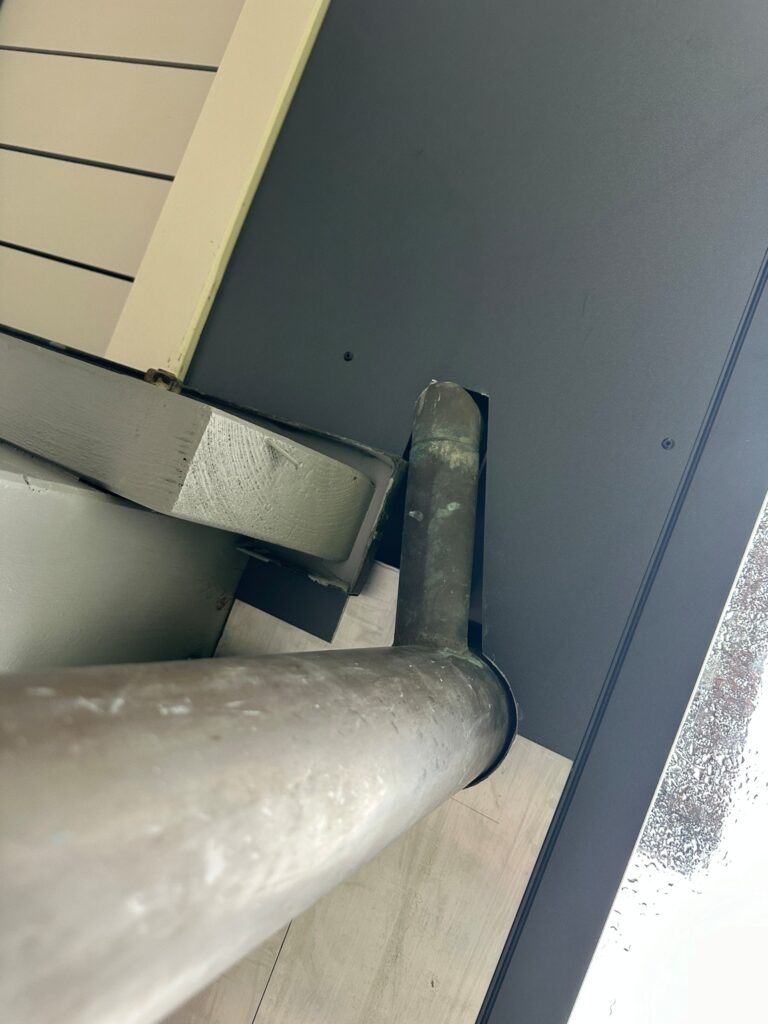 Aussparung am vorhandenen Fallrohr während der Montage.