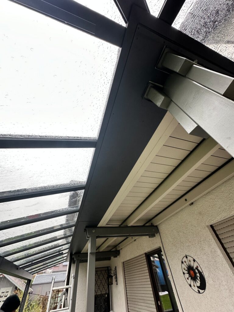 Angepasster Dachanschluss unter dem vorhandenen Balkon.