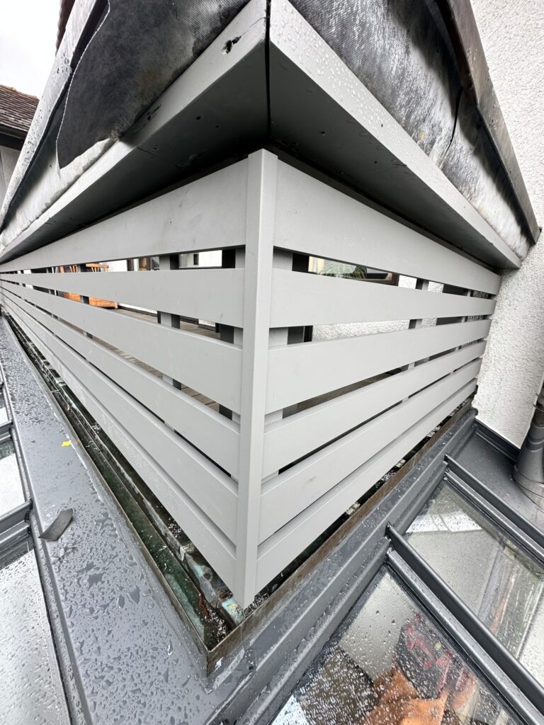 Eckausbildung der Balkonverkleidung während der Montage.