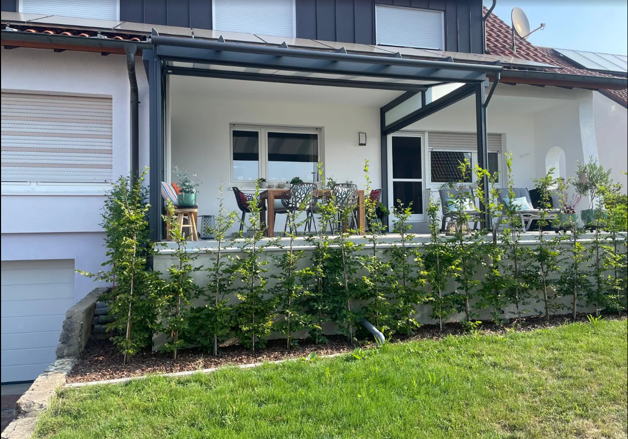 Gesamtansicht der fertigen Terrassenüberdachung in Eutingen.