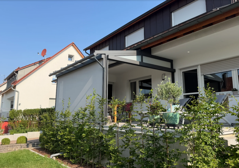 Terrassenüberdachung in Eutingen mit seitlicher Senkrechtbeschattung.