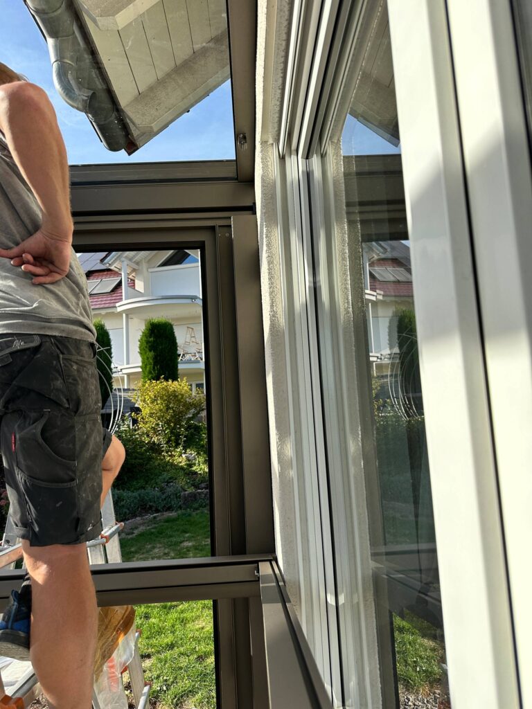 Hausanschluss mit Glasdach und seitlicher Verglasung während der Montage in Stetten