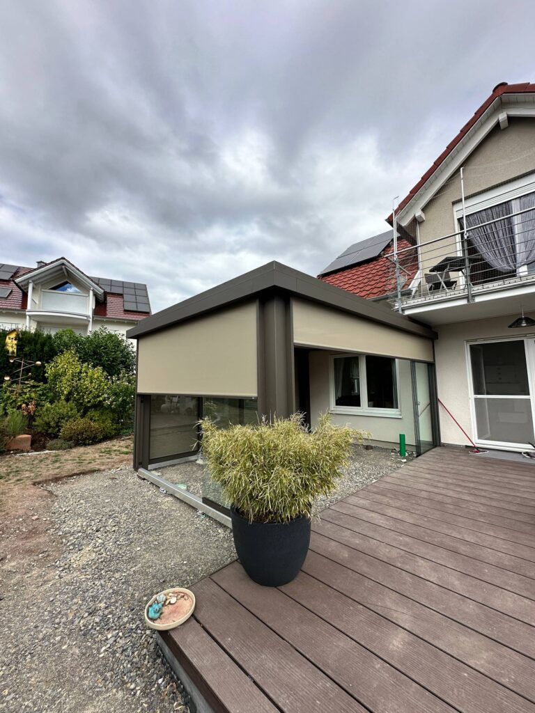 Sommergarten in Stetten mit teilweise abgesenkten Screens und offenem Zugang zur Terrasse