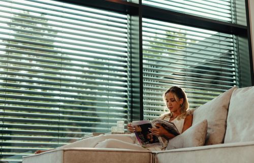 Wohnzimmer mit ROMA Raffstoren
